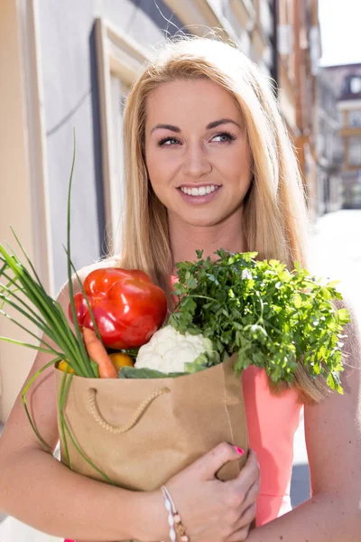 Młoda kobieta z torbą na zakupy. warzywa — Zdjęcie stockowe