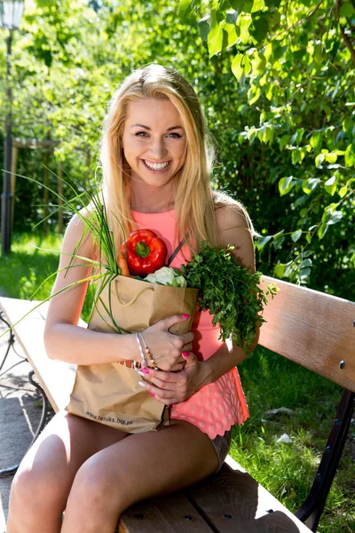 Uma jovem com um saco de compras. produtos hortícolas — Fotografia de Stock