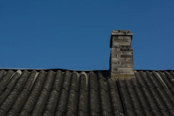 Gamla taket gjort av asbest — Stockfoto