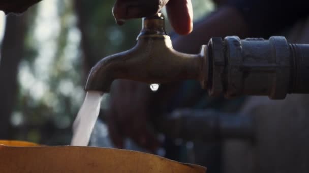 Obtener agua de un grifo en África — Vídeos de Stock