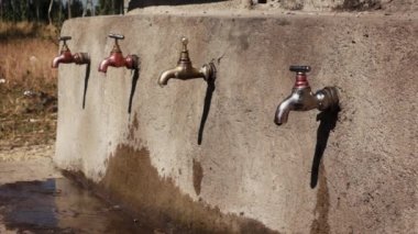 Etiyopya ile su damlayan musluk