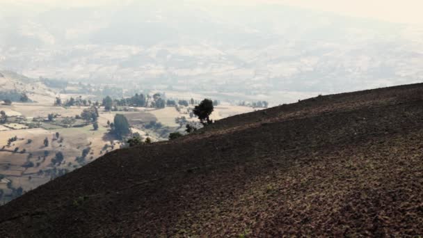 Paisagem montanhosa com sombras de nuvens — Vídeo de Stock