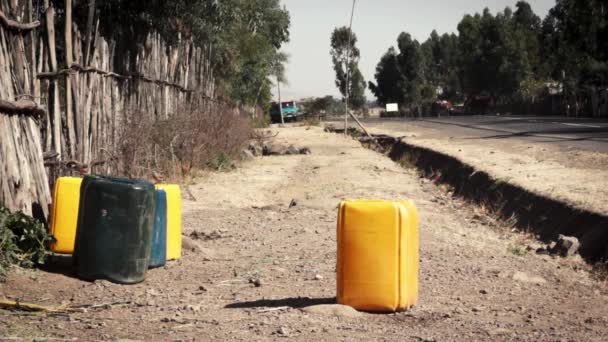 Busje voor water in de buurt road — Stockvideo