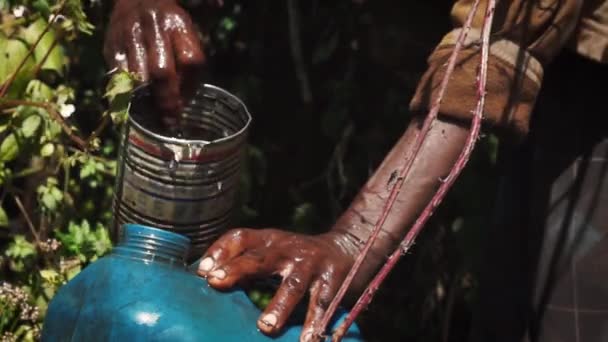 Купівля води з струмка — стокове відео