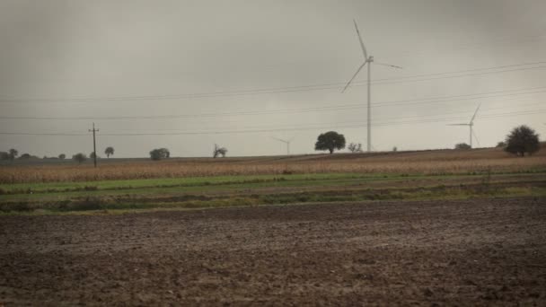 Kamera gleitet mit gepflügtem Boden über Landschaft — Stockvideo