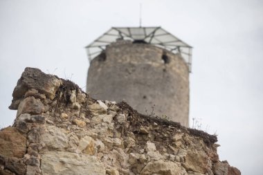 ortaçağ kalesi kalıntıları ediyor