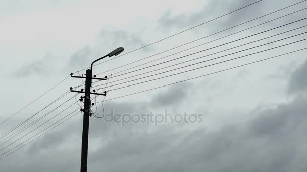 Vieille lanterne avec lignes électriques dans un village — Video