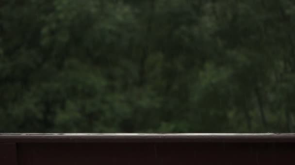 Gotas de chuva salpicando na balaustrada de madeira — Vídeo de Stock