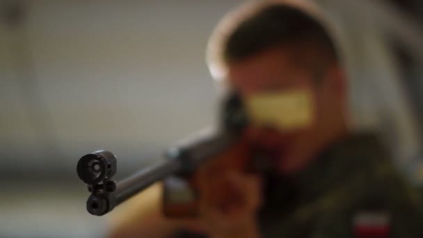Jovens soldados apontando com um rifle — Vídeo de Stock