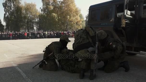 Jeunes soldats portant un ami blessé — Video