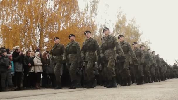 Unga soldater marscherar i en kolumn — Stockvideo