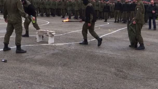 Молодий солдат, знищуючи спалювання цегли — стокове відео