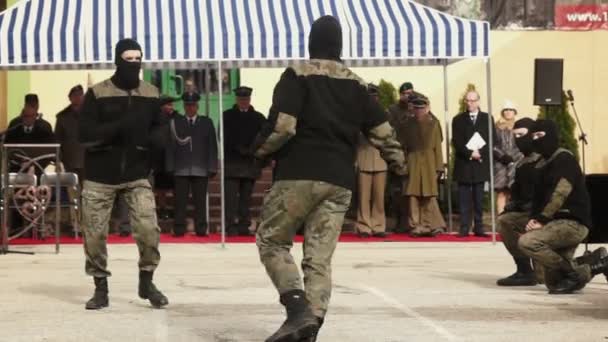 Nuoret sotilaat harjoittelevat itsepuolustusta — kuvapankkivideo