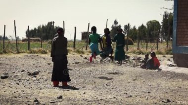 Afrikalı kızlar okul dışında oynarken