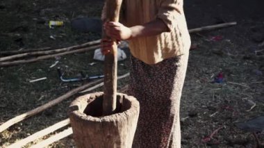 Bazı baharat hazırlama kadın