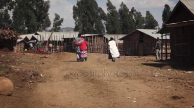 İnsanları Etiyopya'da yürüme Köyü