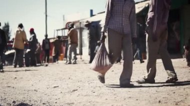 Etiyopya'da ginchi kasaba sokaklarında