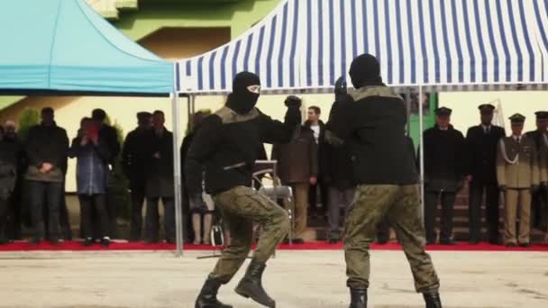 Les jeunes soldats s'entraînent à la légitime défense — Video