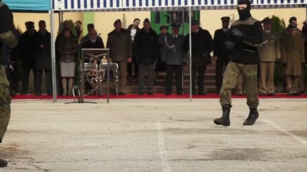 Молодий солдат навчання самооборони — стокове відео