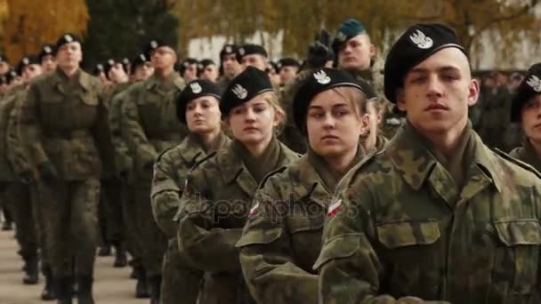Jonge soldaten marcheren in een kolom — Stockvideo