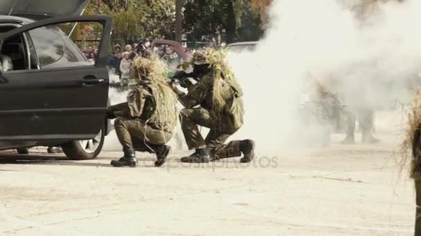 Anti-terroristische actie met jonge soldaten — Stockvideo