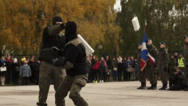 Молодий солдат навчання самооборони — стокове відео