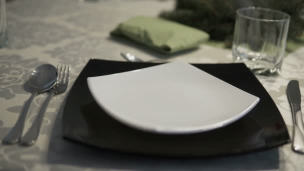 plats élégants sur une table 