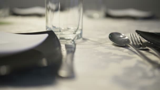 Елегантні страви на столі — стокове відео