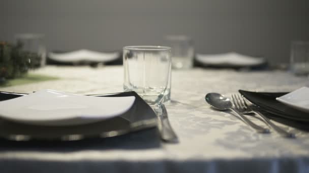 plats élégants sur une table 