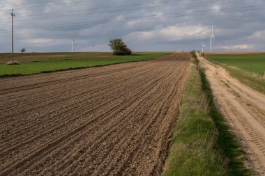 sürülmüş boş alan ile peyzaj