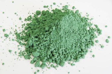 Yeşil pigment beyaz bitti izole