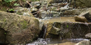 Dağlardaki küçük şelale