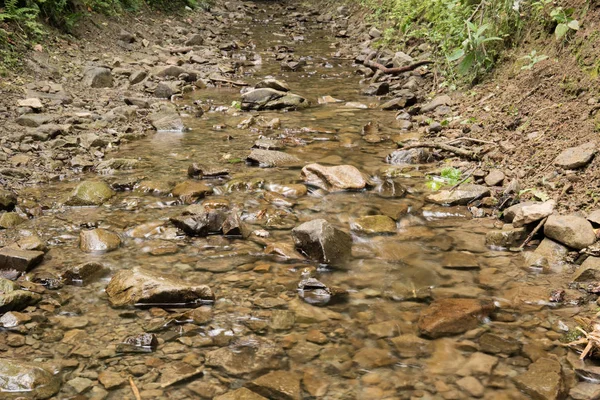 Fundo do vale do rio com pedras de seixo — Fotografia de Stock