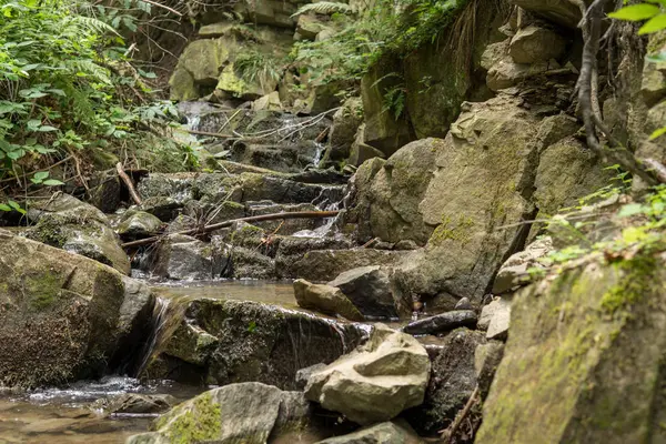 Pequeña cascada en las montañas — Foto de Stock