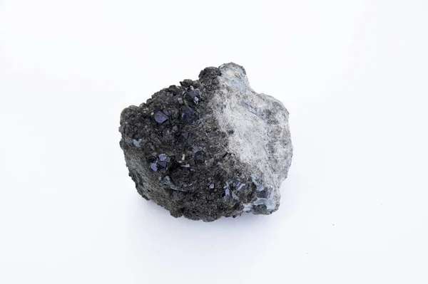 Mineral de Andradite isolado sobre branco — Fotografia de Stock