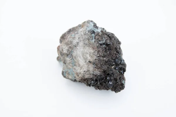 白で分離された灰鉄柘榴石鉱物 — ストック写真