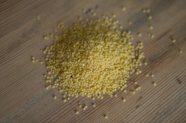 darı ahşap bir masa üzerinde yığını