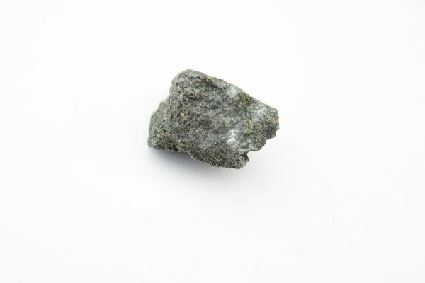 Hornblende rocha isolada sobre branco — Fotografia de Stock