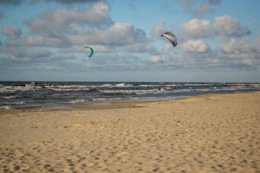 Fırtına sırasında uçurtma sörfü