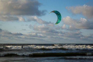 Fırtına sırasında uçurtma sörfü