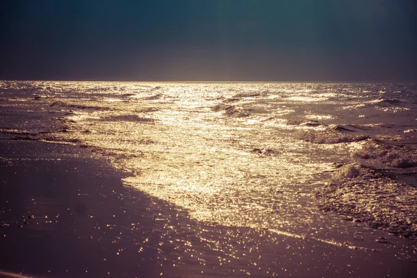 Destellos de sol en la superficie del mar — Foto de Stock