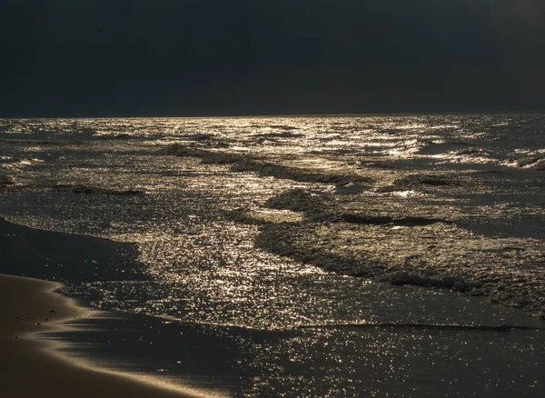 Napkitörések a tenger felszínén — Stock Fotó