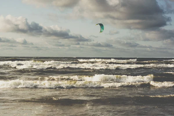 Kitesurf durante tempestade — Fotografia de Stock