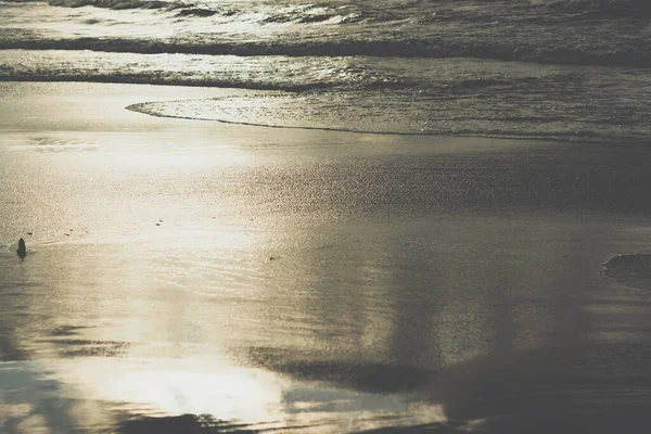 Ondas do mar na praia arenosa — Fotografia de Stock
