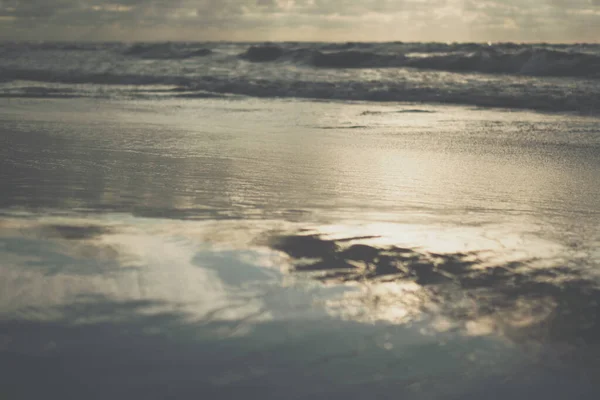 Ondas do mar na praia arenosa — Fotografia de Stock