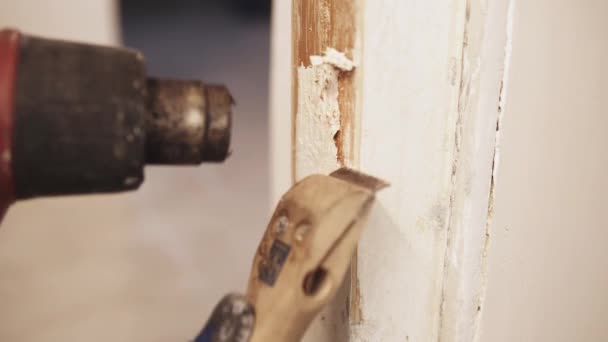 Detalhe Remoção Tinta Branca Velha Moldura Porta Com Arma Calor — Vídeo de Stock