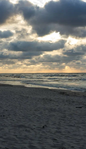 Nuvens de altocumulus sobre praia arenosa — Fotografia de Stock