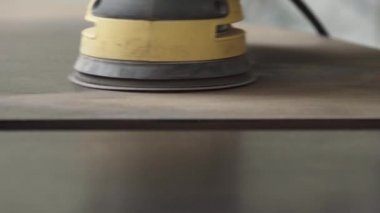 Eski ahşap bir masayı rastgele zımparalayıcı kullanarak yenilemenin ayrıntıları