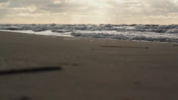 Paisagem Com Pôr Sol Sobre Praia Com Ondas Mar Alto — Vídeo de Stock