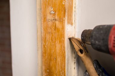 Eski kapı çerçevesinin yenilenmesini kapat